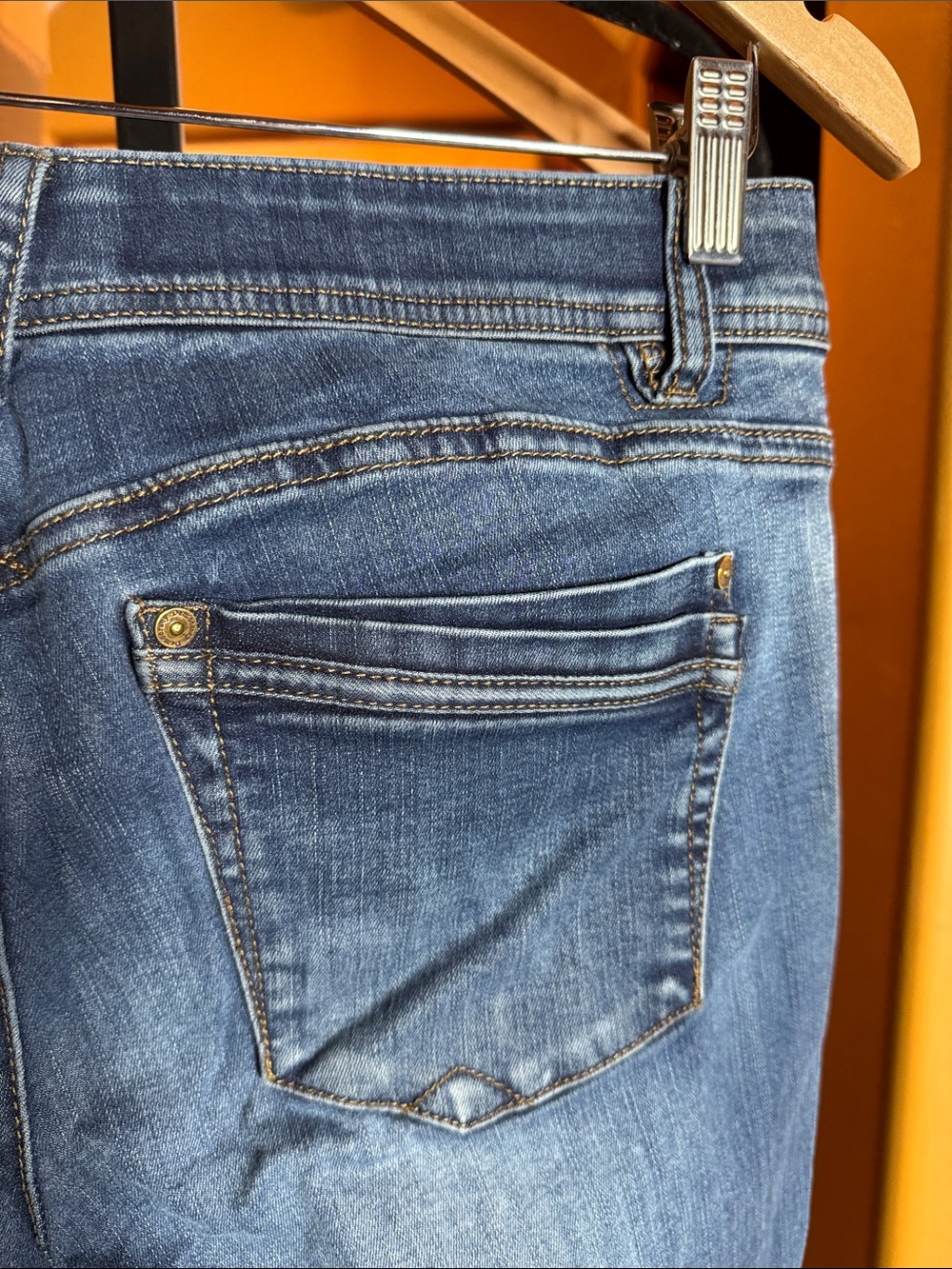 Democracy Straight-Leg Jeans Size 8 “Ab” Technology Ankle Skimmer Distressed - Picture 5 of 8